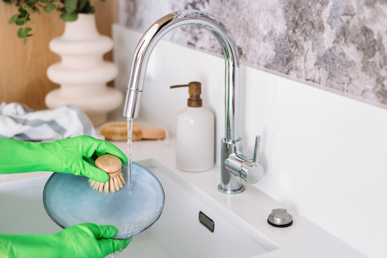 Les meilleurs distributeurs de liquide vaisselle pour tous les éviers de cuisine-1