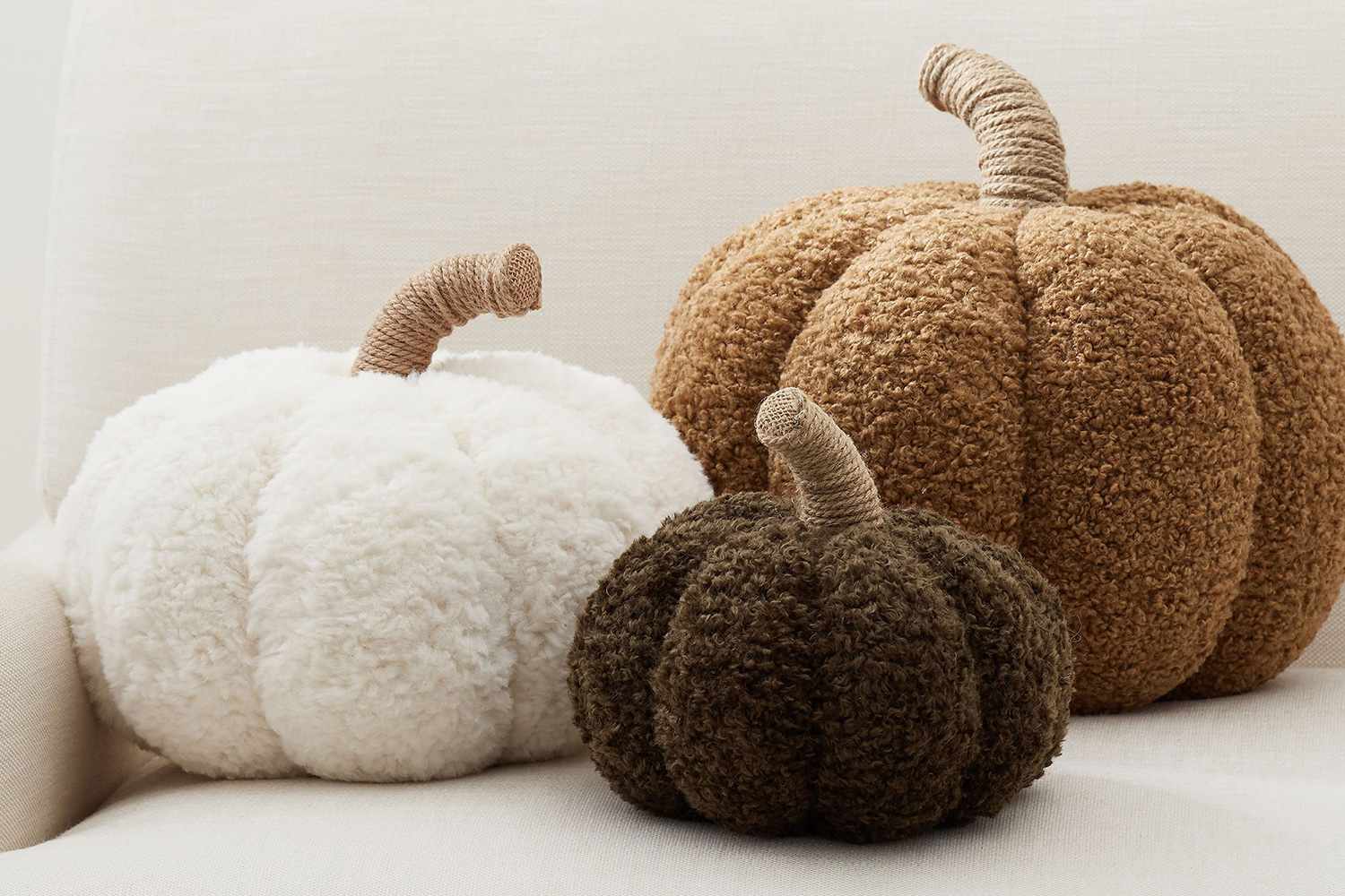 Pottery Barn propose le coussin d'Halloween le plus mignon du marché, qui se vend à guichets fermés chaque automne-4