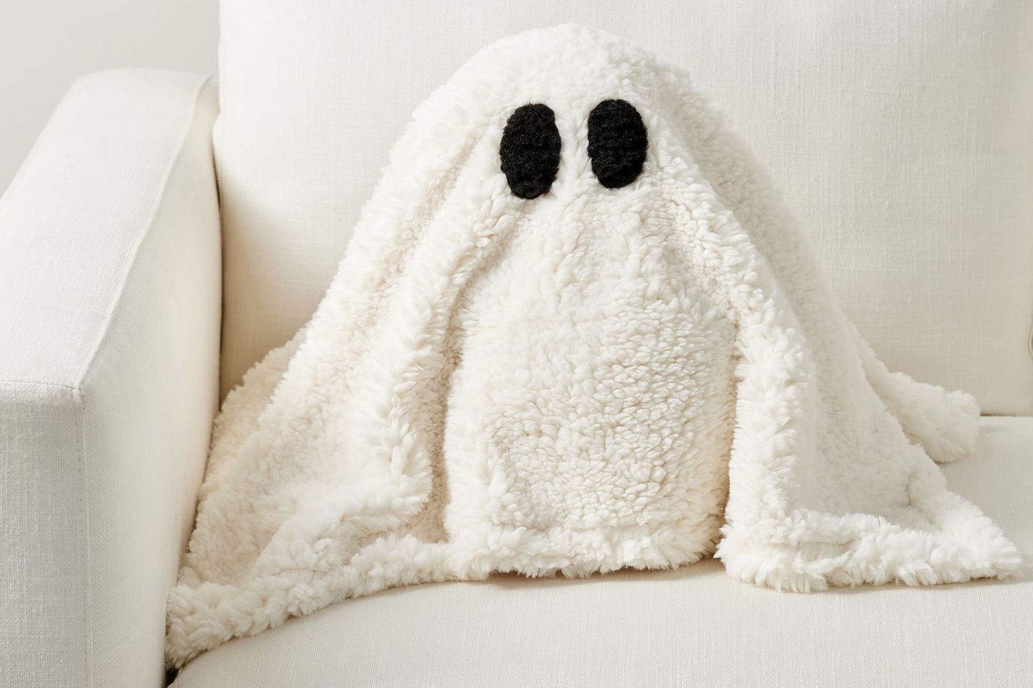 Pottery Barn propose le coussin d'Halloween le plus mignon du marché, qui se vend à guichets fermés chaque automne