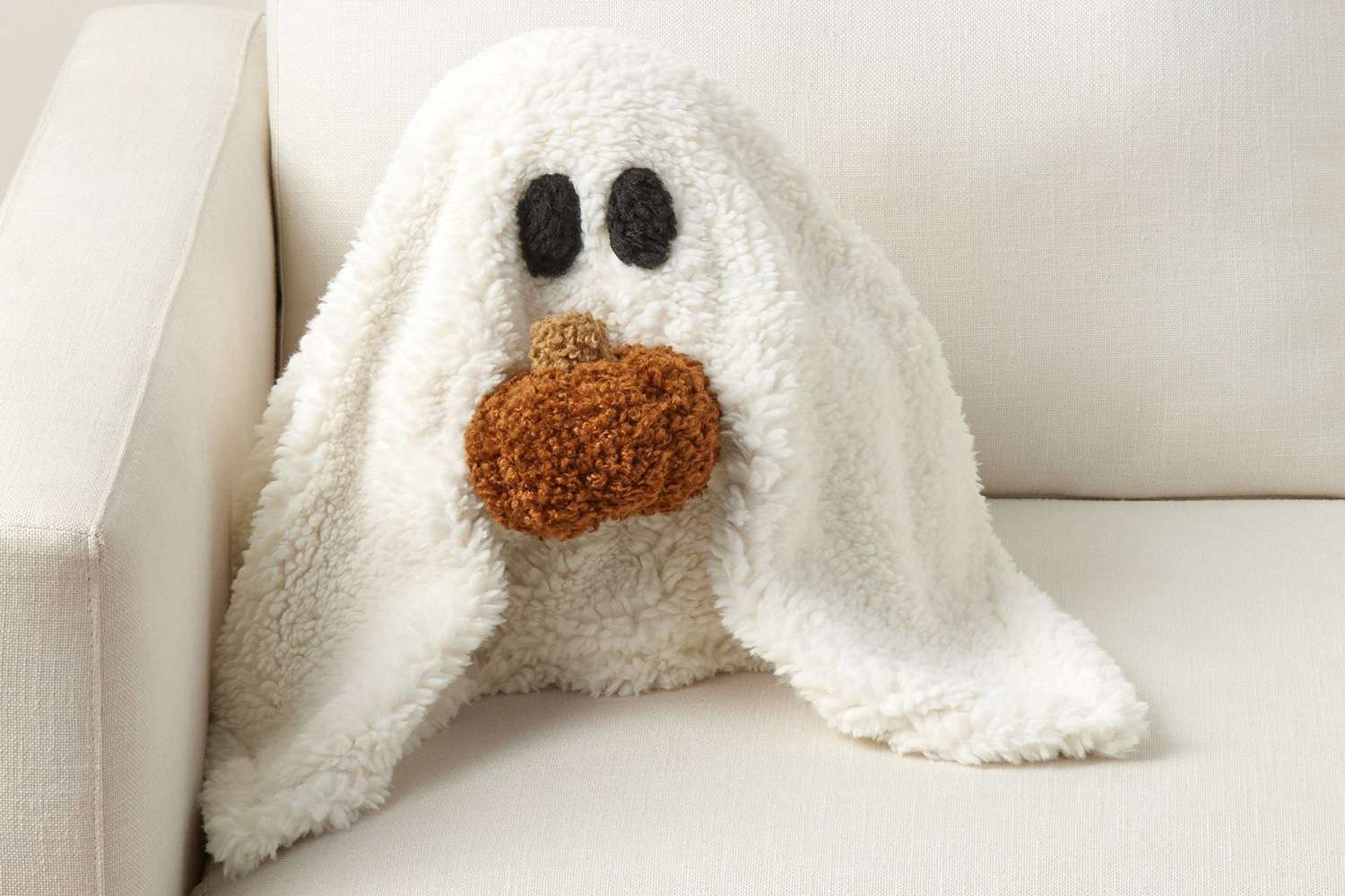 Pottery Barn propose le coussin d'Halloween le plus mignon du marché, qui se vend à guichets fermés chaque automne-8