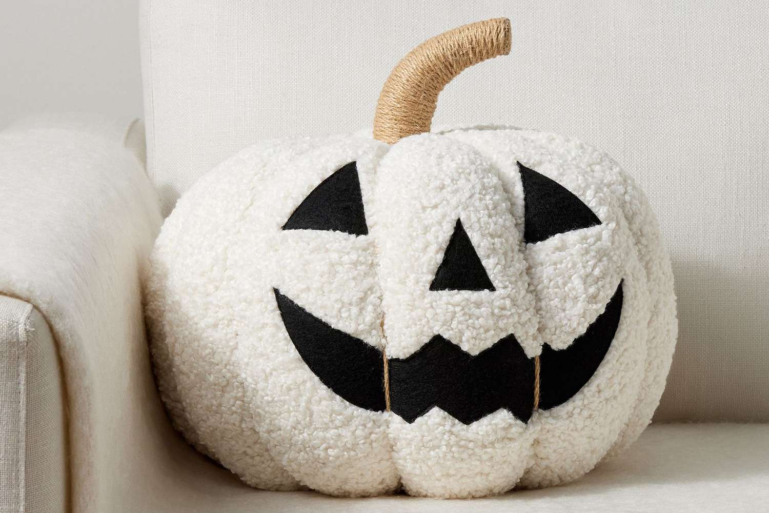 Pottery Barn propose le coussin d'Halloween le plus mignon du marché, qui se vend à guichets fermés chaque automne-6