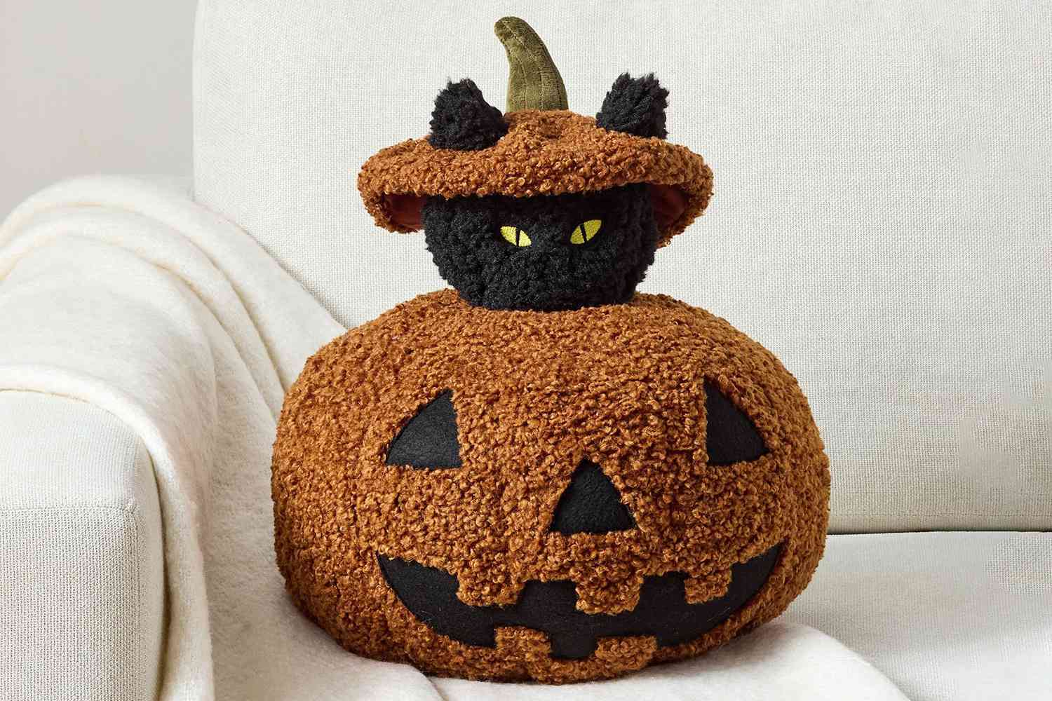 Pottery Barn propose le coussin d'Halloween le plus mignon du marché, qui se vend à guichets fermés chaque automne-5