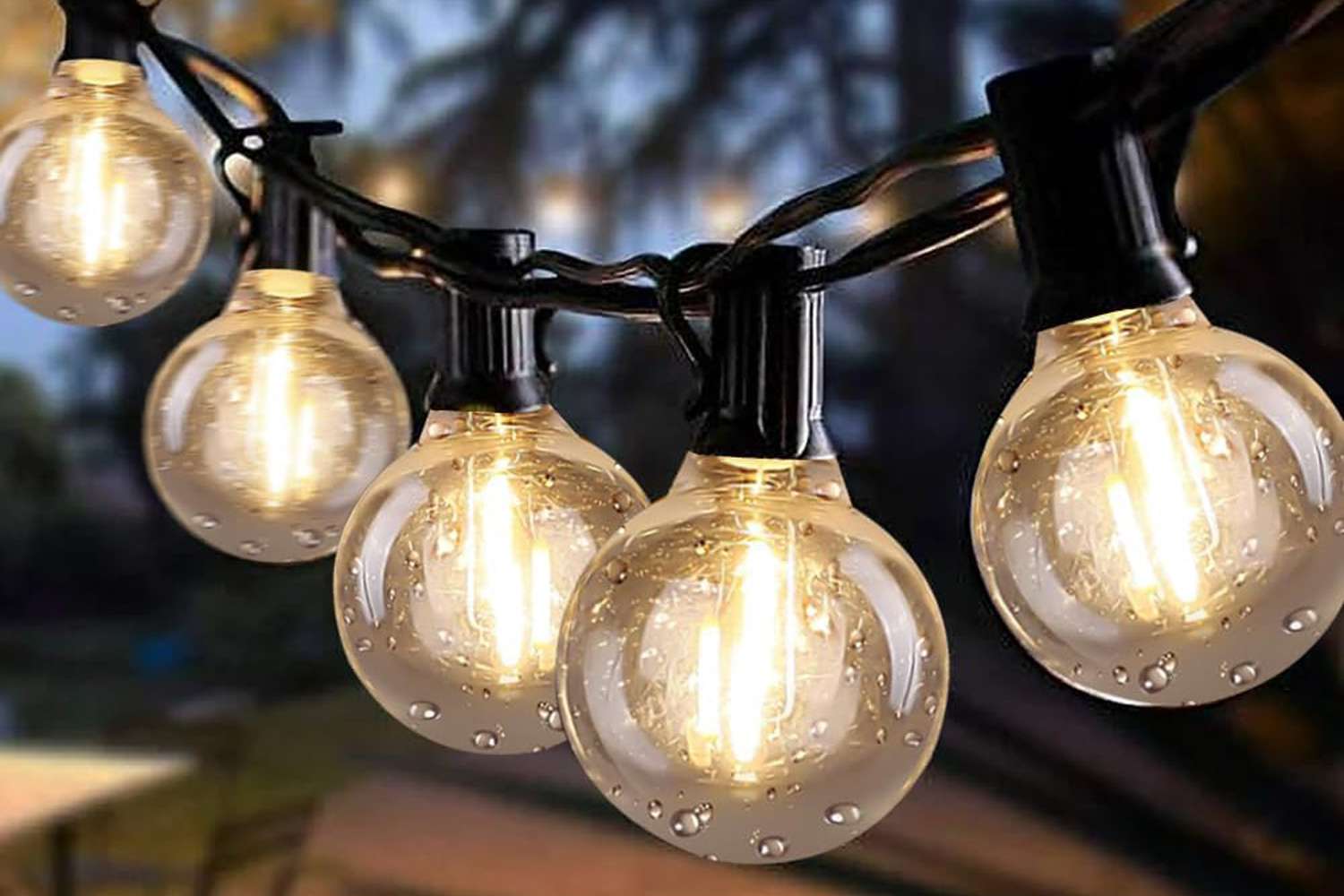 Créez un auvent lumineux au-dessus de votre terrasse avec ces guirlandes lumineuses d'inspiration vintage en vente-4