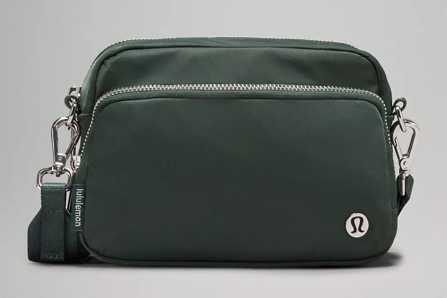 Lululemon vient de lancer un nouveau sac à bandoulière pour l'été, et il est plus spacieux que le célèbre sac ceinture-2