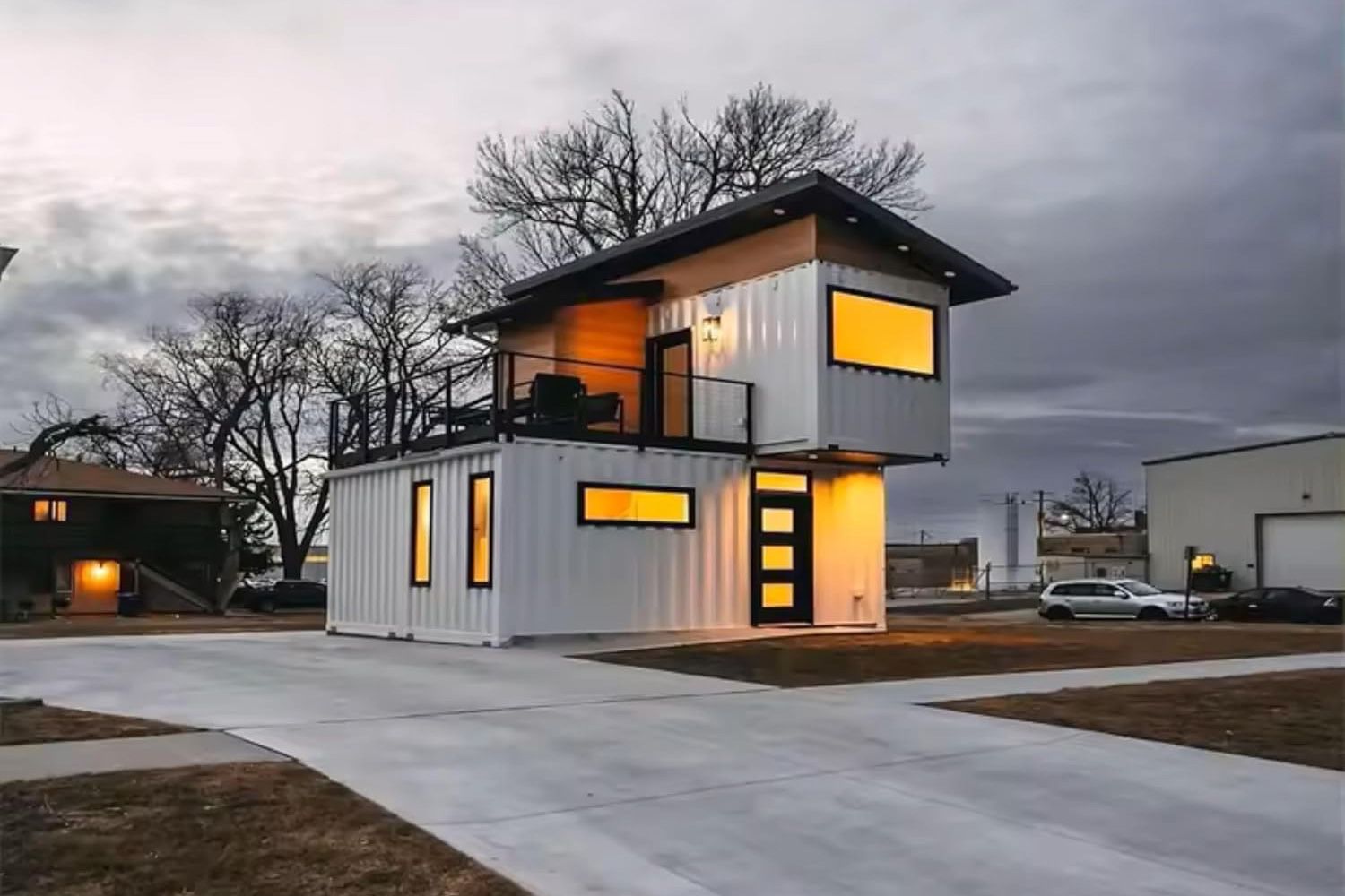 Cette petite maison moderne à deux étages avec un escalier en colimaçon et un balcon vous donnera envie de réduire vos dimensions