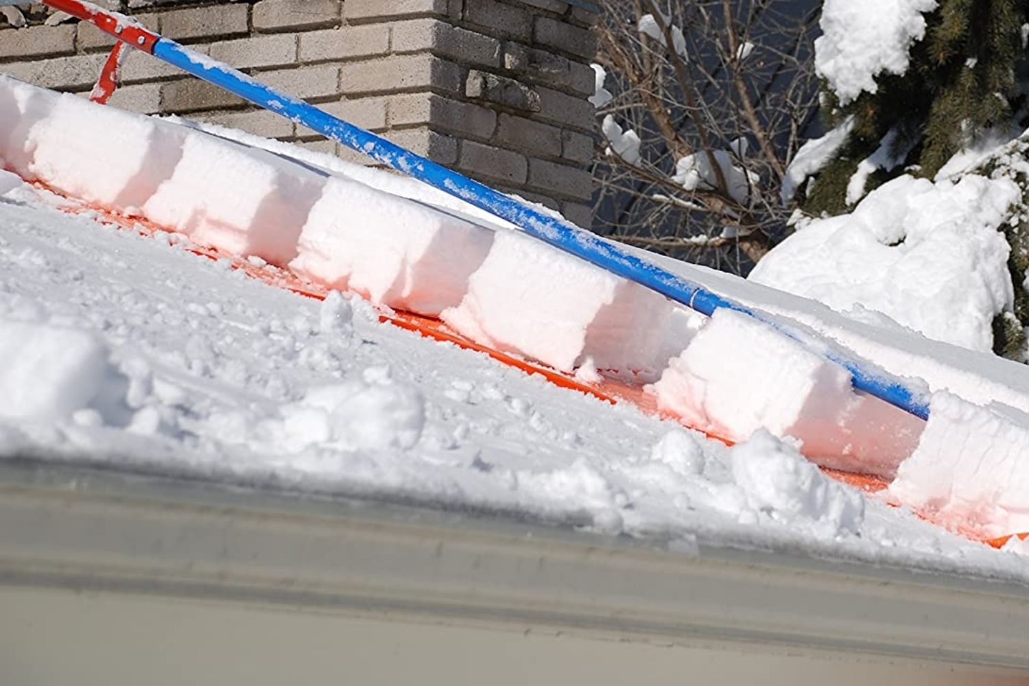 Les meilleurs râteaux de toit pour protéger votre maison des fortes chutes de neige, testés