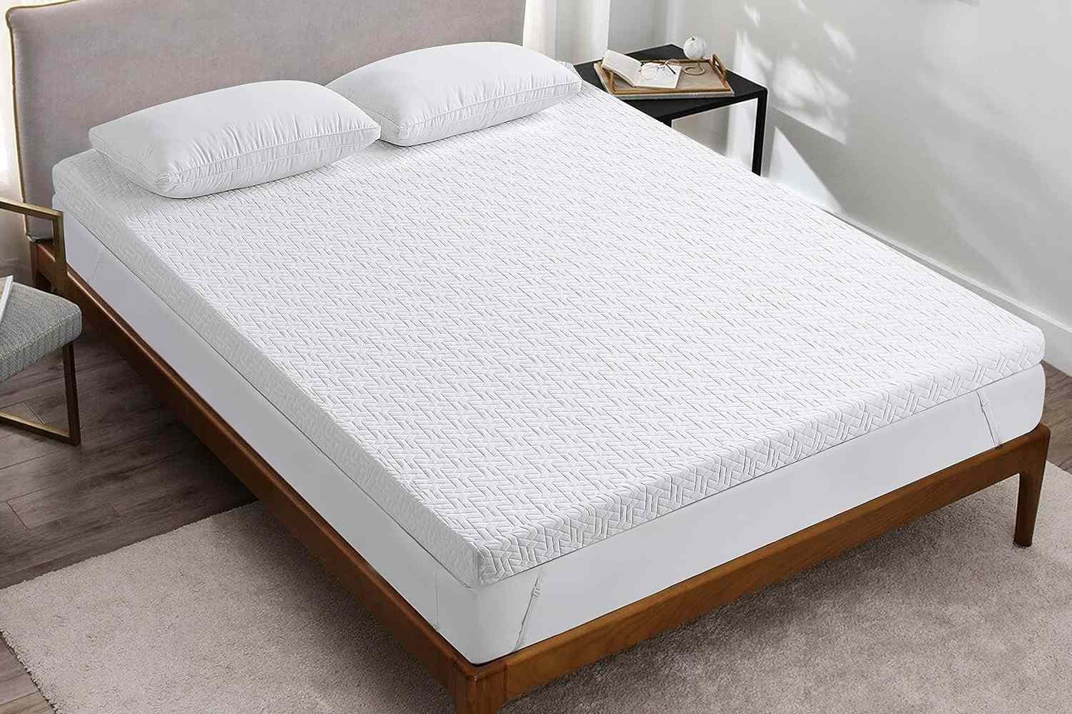 Les dormeurs qui ont chaud adorent ce surmatelas rafraîchissant en mousse à mémoire de forme — En vente dès maintenant pour jusqu'à 30% de réduction