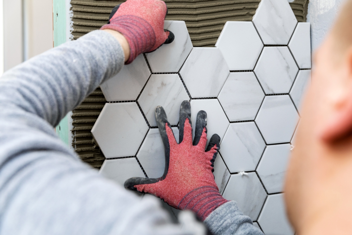 Comment carreler un mur de salle de bain