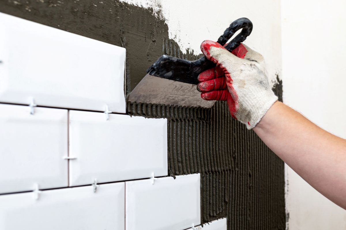 Comment carreler un mur de salle de bain-7