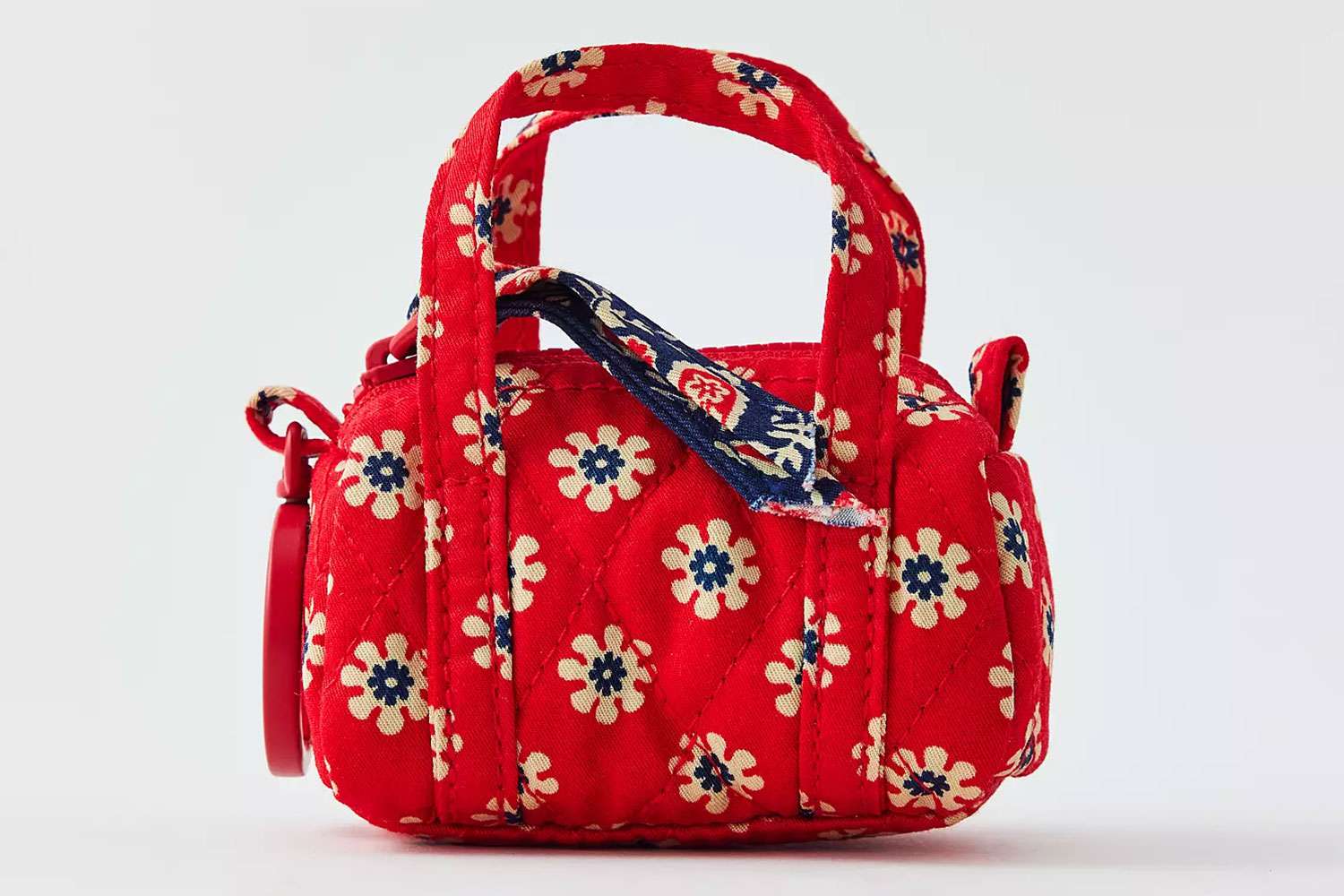 Vera Bradley vient de lancer des imprimés nostalgiques inspirés des motifs emblématiques de la marque du début des années 2000-3