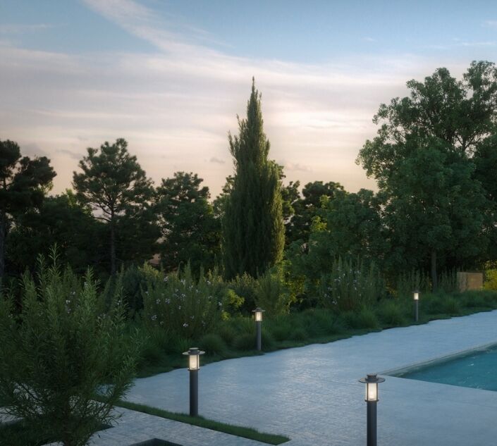 Une maison blanche et moderne avec une piscine entourée d'une terrasse et d'une allée éclairée par des lampadaires. 