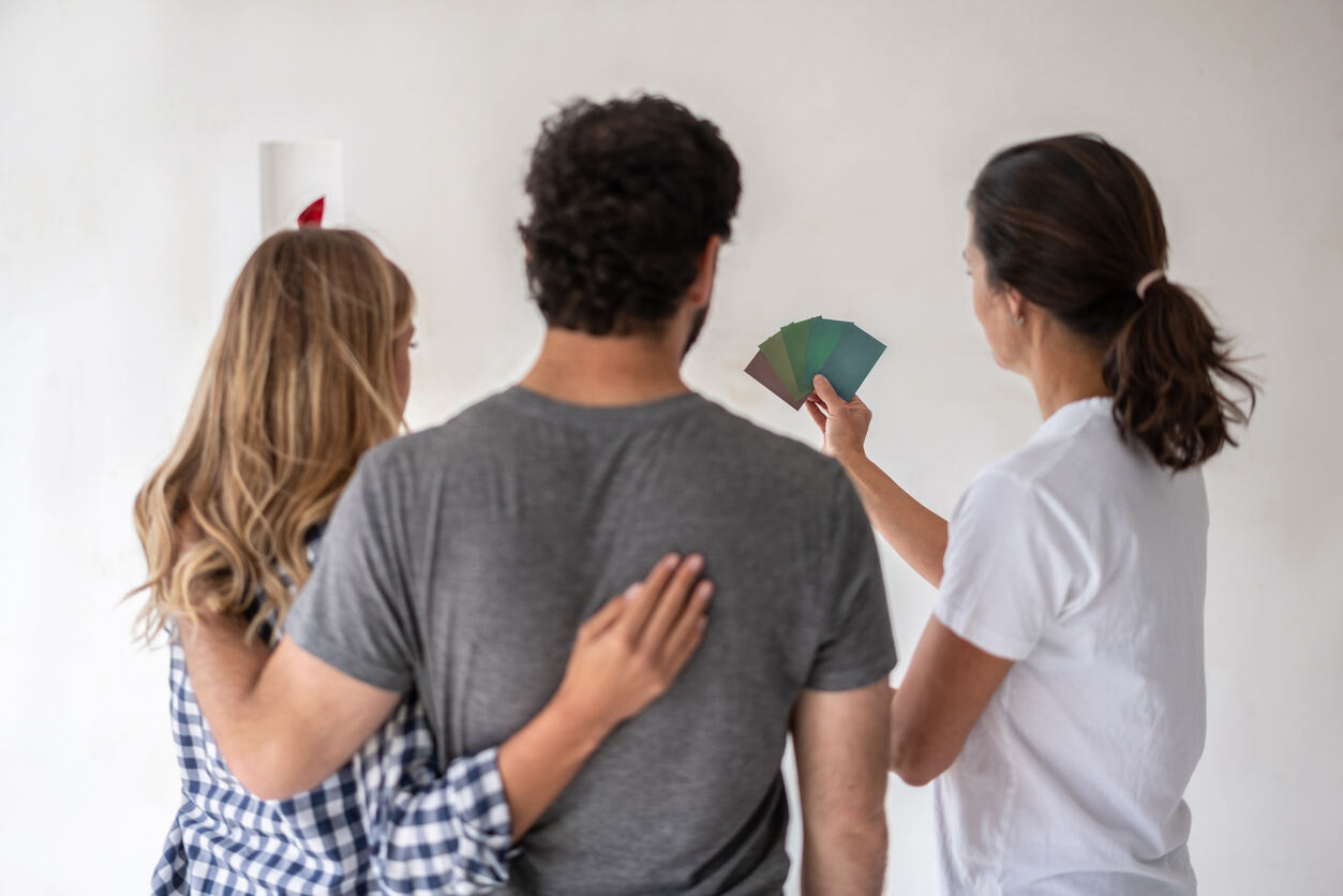 Couple rénovant leur maison et choisissant une couleur pour les murs avec le designer