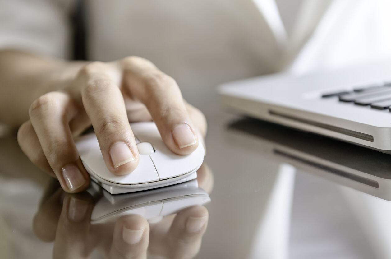 Femme utilisant une souris travaillant sur l'ordinateur