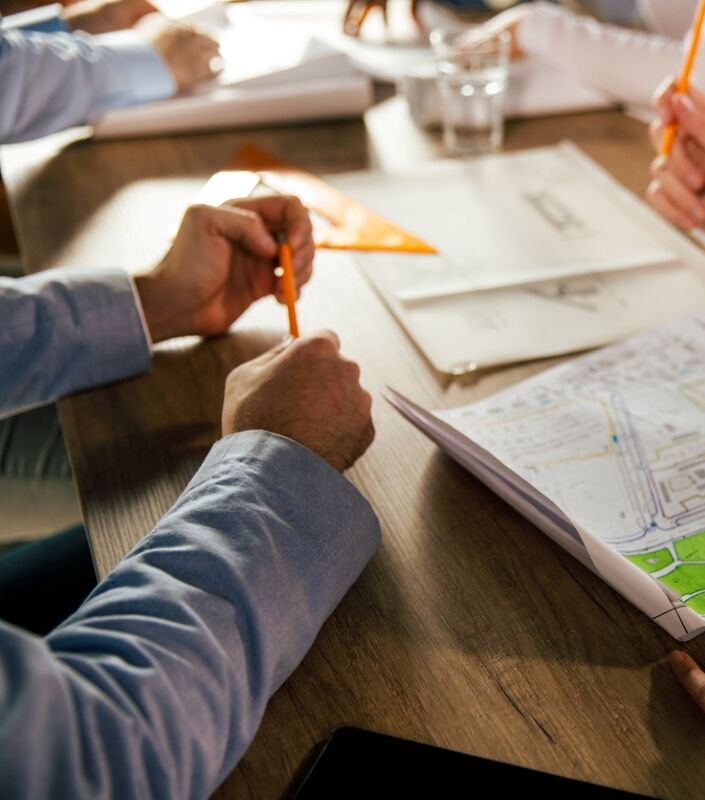 Groupe de personnes regardant un plan de propriété.