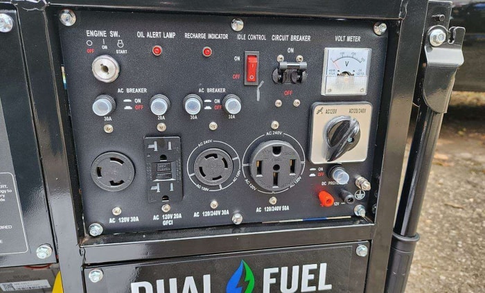 Le panneau de commande du générateur à double carburant DuroMax XP12000EH.