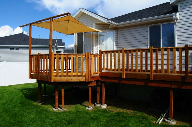 Terrasse en bois rouge avec conopée