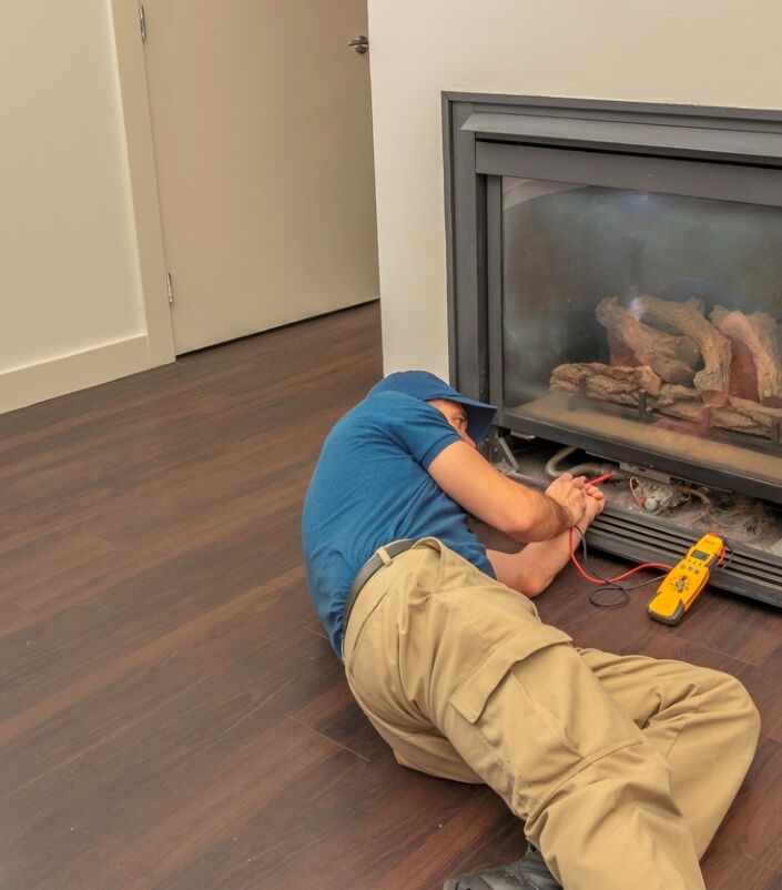 Technicien travaillant sur une cheminée électrique