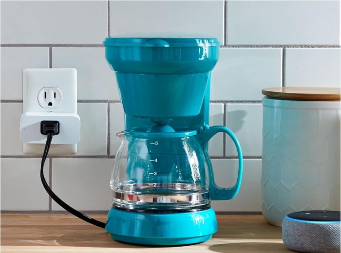 La cafetière de la cuisine est branchée sur une prise intelligente.