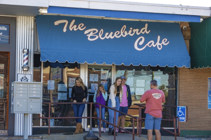 Nashville, Tennessee, États-Unis - 7 novembre 2021 : Le Bluebird Cafe a ouvert ses portes en 1982 en tant que petit restaurant avec un petit état annexe pour que les gens puissent se produire, ce qui a attiré de grands auteurs-compositeurs.