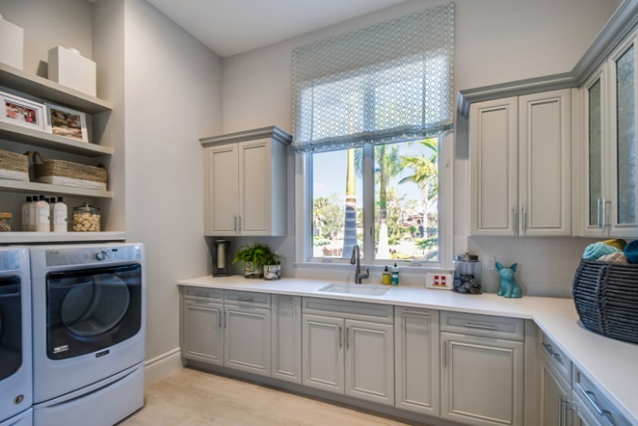 garde-manger-buanderie-combo-lots-of-counter-space-and-laundry-combo