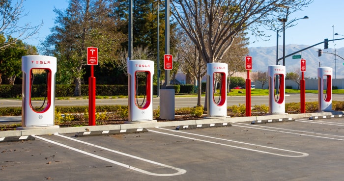 Une borne de recharge pour véhicules électriques à Fremont, en Californie