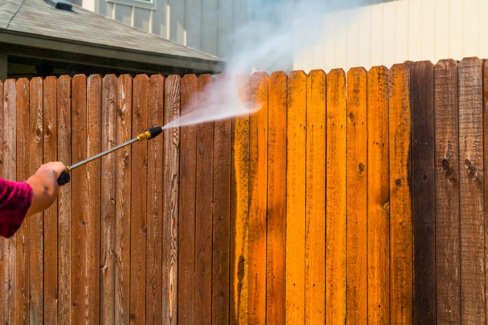 lavage à pression d'une clôture en bois