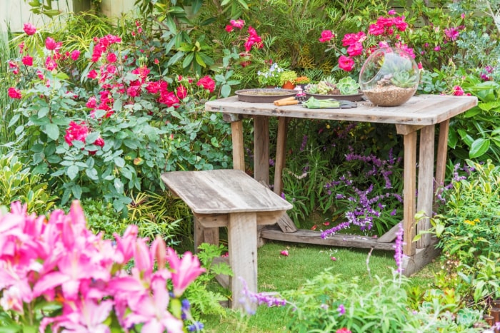 Table de jardinage et outils dans le jardin