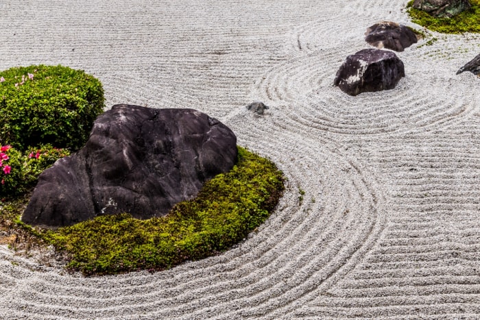 idées de jardin zen - jardin de sable ratissé japonais