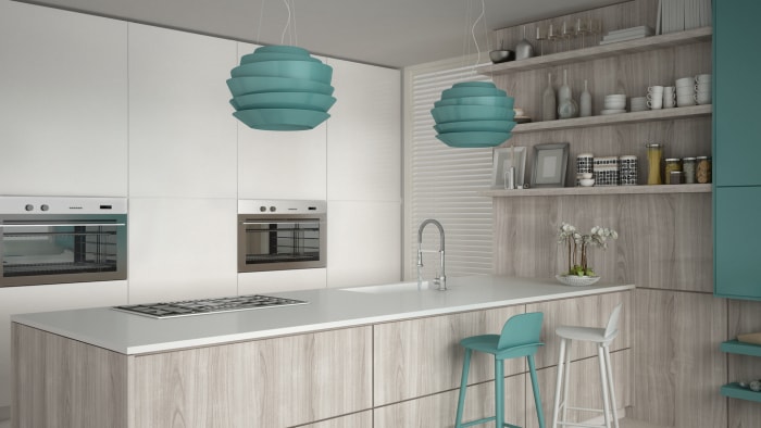 blanc-et-gris-clair-cuisine-avec-luminaires-aqua-et-tabouret-de-bar