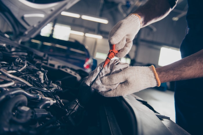 iStock-928323870 gants de travail travaillant sur une voiture