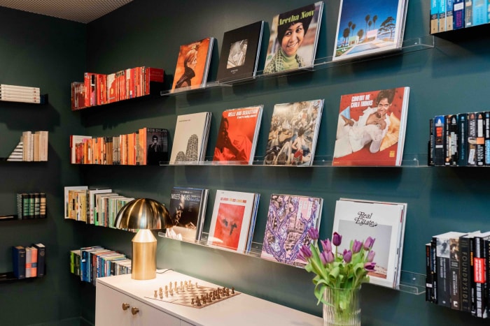 Chambre avec des disques sur le mur