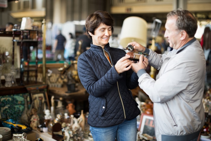 iStock-942836812 tendances de décoration intérieure 2023 couple achetant des meubles vintage