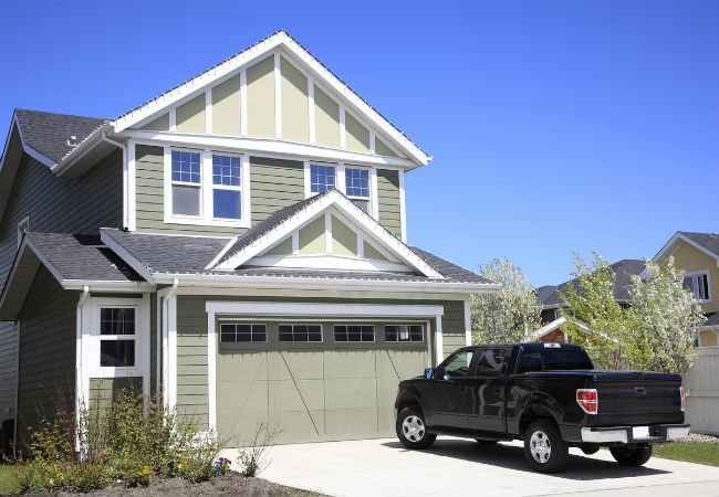 Béton ou asphalte : quelle est la meilleure solution pour une allée de garage ?