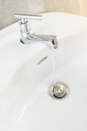 Une odeur de soufre dans la maison ? Faites couler de l'eau dans votre évier inutilisé + 4 autres solutions