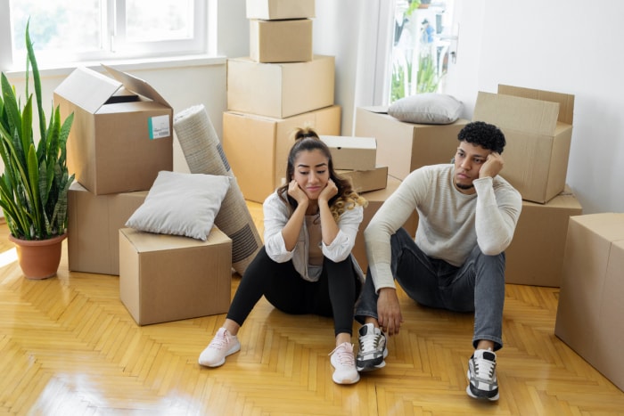 iStock-1450010060 Conteneur de déménagement ou location de camion Un couple stressé par le déménagement