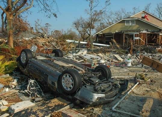 Une voiture renversée après le passage de l'ouragan Katrina