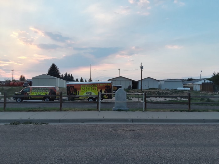 camion et remorque chugwater dans une petite ville