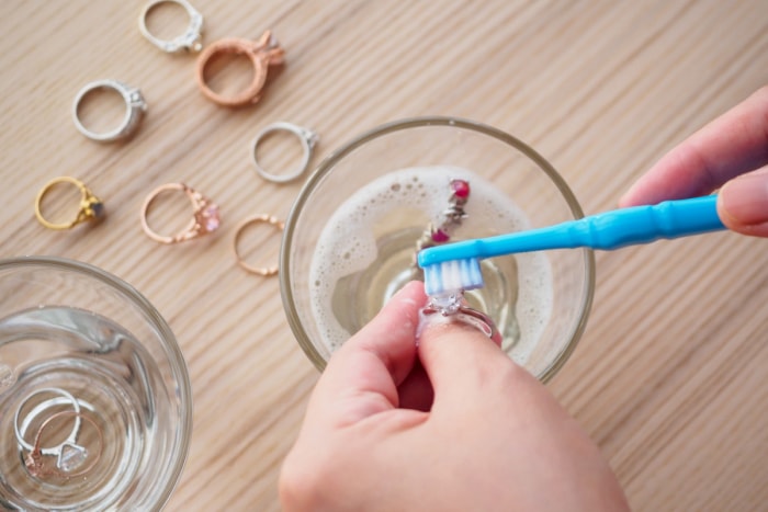 Nettoyer les bijoux avec une brosse à dents