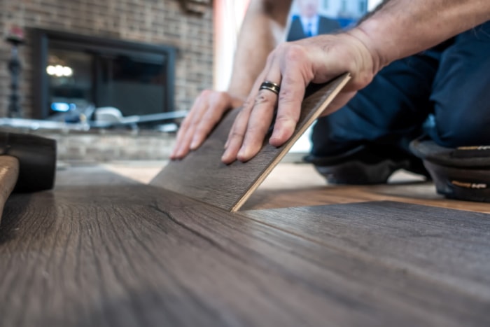 Personne installant des planches de bois dur