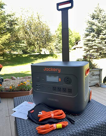 Le générateur solaire Jackery 3000 Pro sort de sa boîte et est prêt à être installé.