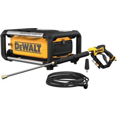 Le nettoyeur haute pression électrique de chantier DeWalt 2100 MAX PSI avec son tuyau, sa buse et son embout inclus sur fond blanc.