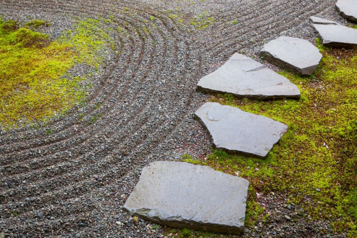 10 modèles de pas japonais pour rehausser votre allée de jardin