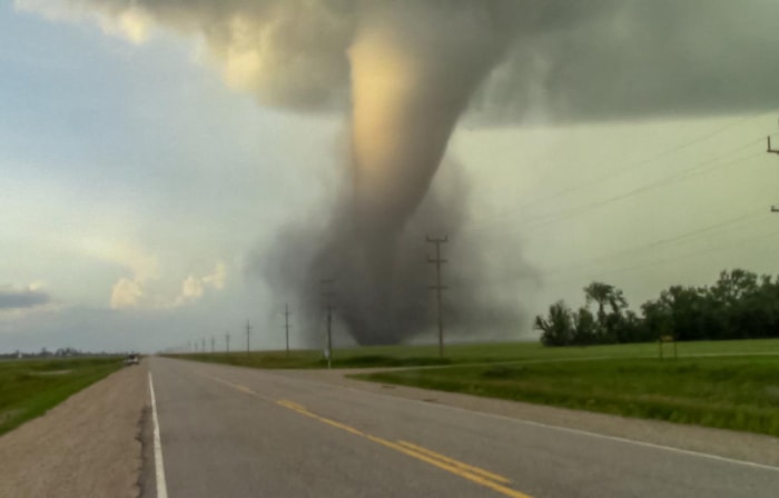 Une photo d'une tornade en train de toucher le sol. 