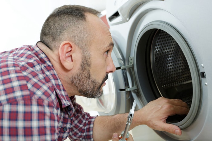 Dryer Won't Start A Defective Door Switch (Le sèche-linge ne démarre pas - Interrupteur de porte défectueux)