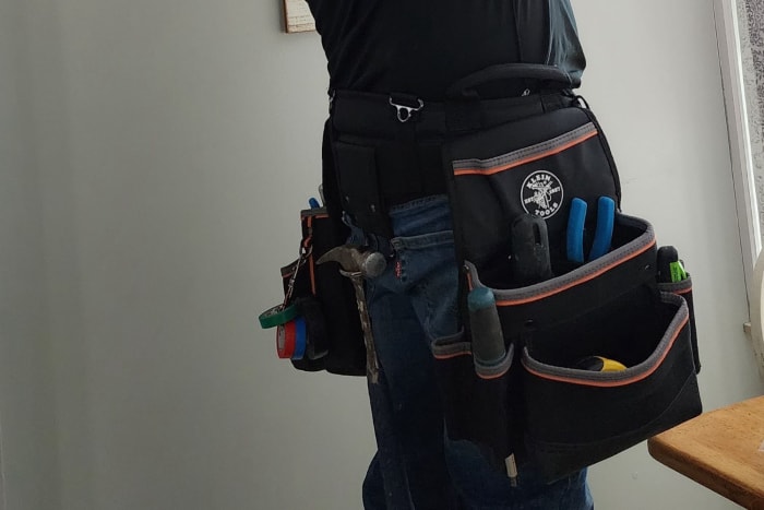 Un homme portant la ceinture d'outils d'électricien Klein Tools Tradesman Pro