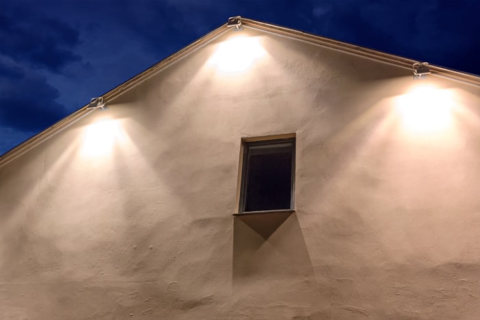 Trois projecteurs très lumineux sur le toit de la maison.