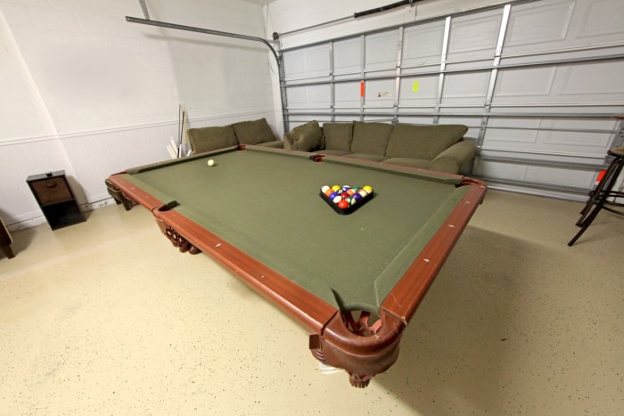 Table de billard dans le garage