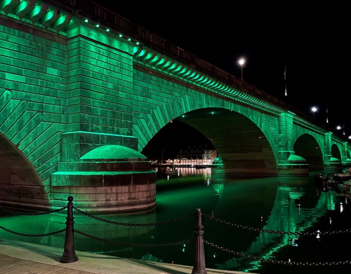 Pont du comté de Mohave, en Arizona, illuminé en vert pour l'opération Green Light a Vet.