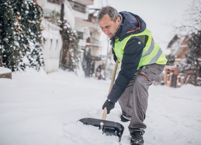 5 raisons pour lesquelles pelleter de la neige peut nuire à votre santé