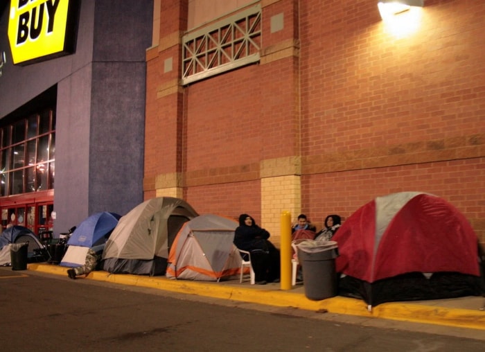 Des gens campent à l'extérieur de Best Buy.